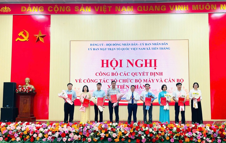 
Hội nghị công bố các Quyết định về công tác tổ chức bộ máy và cán bộ xã Tiến Thắng
- Ảnh 2.