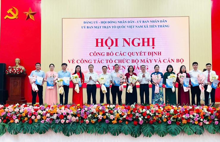 
Hội nghị công bố các Quyết định về công tác tổ chức bộ máy và cán bộ xã Tiến Thắng
- Ảnh 3.