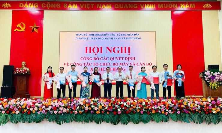 
Hội nghị công bố các Quyết định về công tác tổ chức bộ máy và cán bộ xã Tiến Thắng
- Ảnh 1.