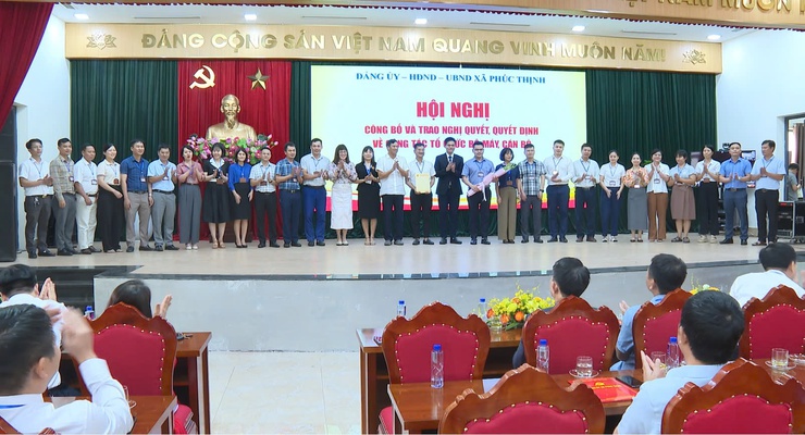 Xã Phúc Thịnh tổ chức Hội nghị công bố và trao Nghị quyết, Quyết định về công tác tổ chức bộ máy, cán bộ.- Ảnh 6.