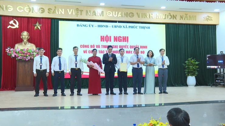 Xã Phúc Thịnh tổ chức Hội nghị công bố và trao Nghị quyết, Quyết định về công tác tổ chức bộ máy, cán bộ.- Ảnh 4.