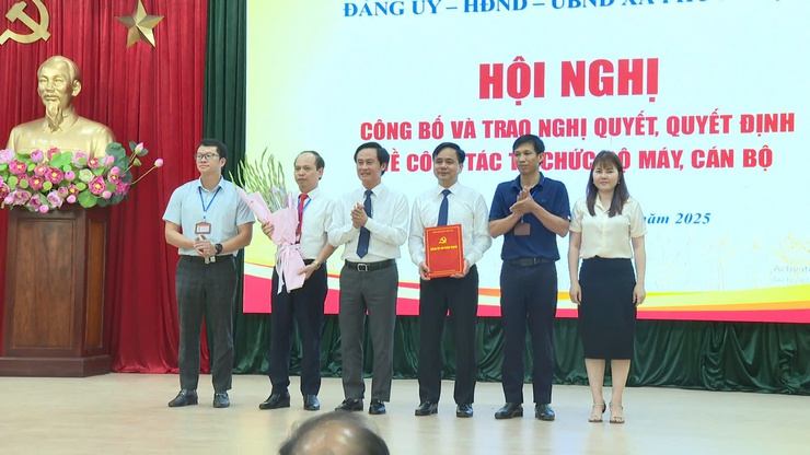 Xã Phúc Thịnh tổ chức Hội nghị công bố và trao Nghị quyết, Quyết định về công tác tổ chức bộ máy, cán bộ.- Ảnh 1.