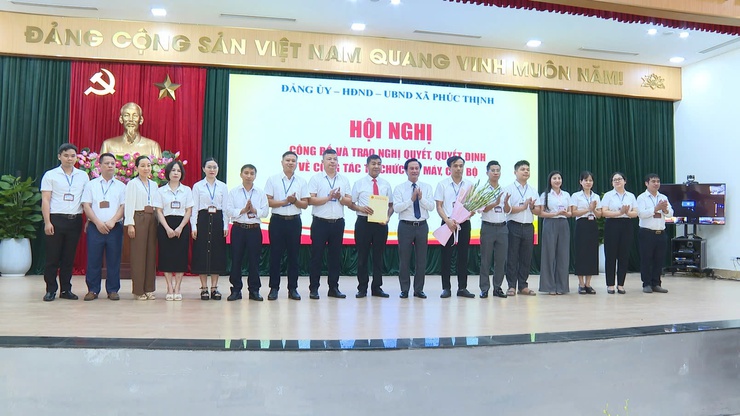 Xã Phúc Thịnh tổ chức Hội nghị công bố và trao Nghị quyết, Quyết định về công tác tổ chức bộ máy, cán bộ.- Ảnh 5.
