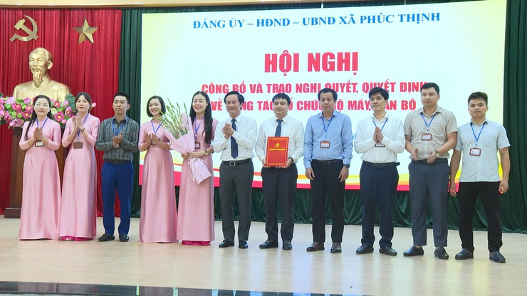 Xã Phúc Thịnh tổ chức Hội nghị công bố và trao Nghị quyết, Quyết định về công tác tổ chức bộ máy, cán bộ.- Ảnh 3.