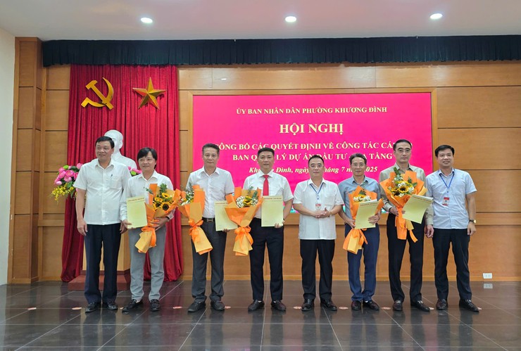 Hội nghị công bố các quyết định về công tác cán bộ tại UBND phường Khương Đình- Ảnh 7.