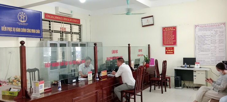 Điểm Phục vụ hành chính công xã Minh Châu sẵn sàng phục vụ người dân ngay từ ngày đầu chính quyền địa phương hai cấp chính thức hoạt động.- Ảnh 2.