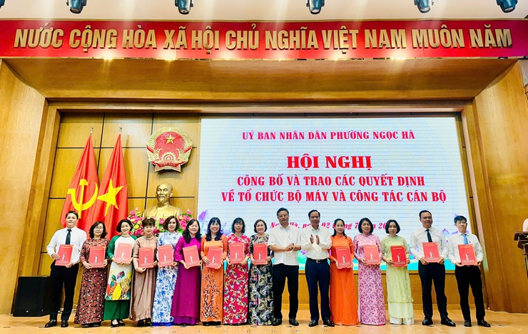 Phường Ngọc Hà công bố và trao các quyết định về tổ chức bộ máy và công tác cán bộ- Ảnh 1.