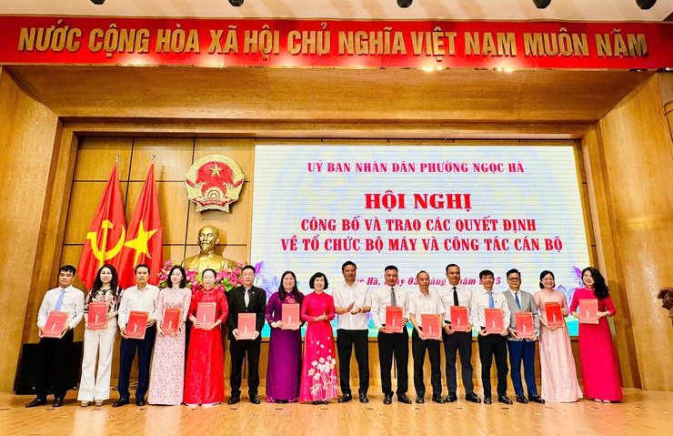 Phường Ngọc Hà công bố và trao các quyết định về tổ chức bộ máy và công tác cán bộ- Ảnh 2.