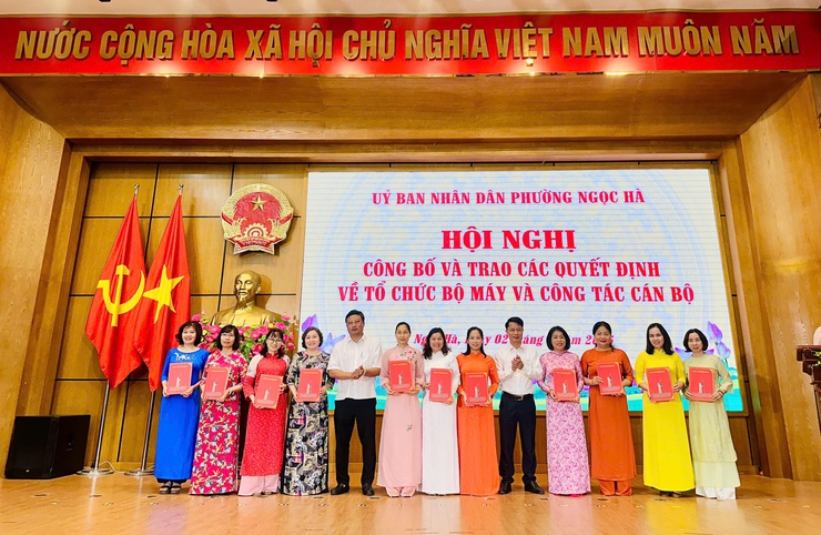 Phường Ngọc Hà công bố và trao các quyết định về tổ chức bộ máy và công tác cán bộ- Ảnh 4.