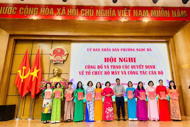 Phường Ngọc Hà công bố và trao các quyết định về tổ chức bộ máy và công tác cán bộ- Ảnh 3.