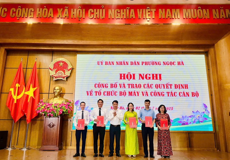 Phường Ngọc Hà công bố và trao các quyết định về tổ chức bộ máy và công tác cán bộ- Ảnh 5.