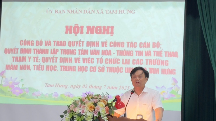 UBND XÃ TAM HƯNG CÔNG BỐ VÀ TRAO CÁC QUYẾT ĐỊNH VỀ CÔNG TÁC CÁN BỘ VÀ TỔ CHỨC BỘ MÁY TRONG GIAI ĐOẠN MỚI- Ảnh 4.