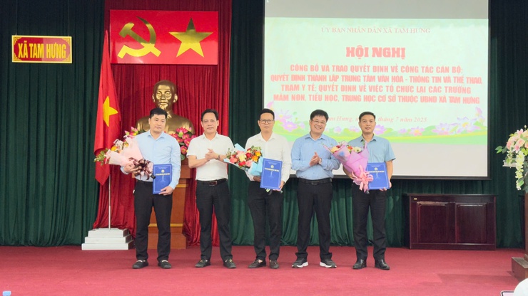 UBND XÃ TAM HƯNG CÔNG BỐ VÀ TRAO CÁC QUYẾT ĐỊNH VỀ CÔNG TÁC CÁN BỘ VÀ TỔ CHỨC BỘ MÁY TRONG GIAI ĐOẠN MỚI- Ảnh 3.