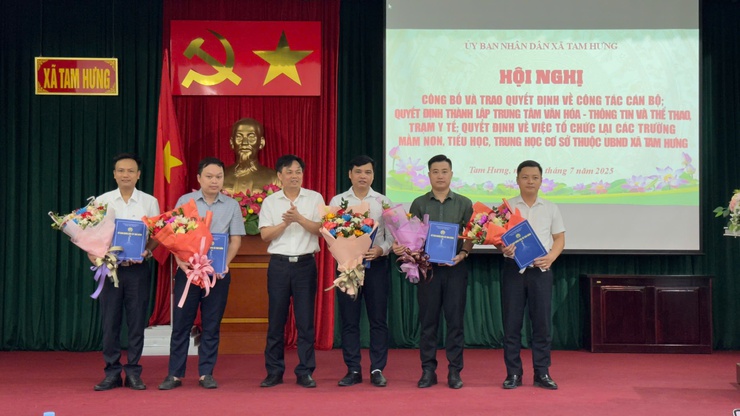 UBND XÃ TAM HƯNG CÔNG BỐ VÀ TRAO CÁC QUYẾT ĐỊNH VỀ CÔNG TÁC CÁN BỘ VÀ TỔ CHỨC BỘ MÁY TRONG GIAI ĐOẠN MỚI- Ảnh 2.