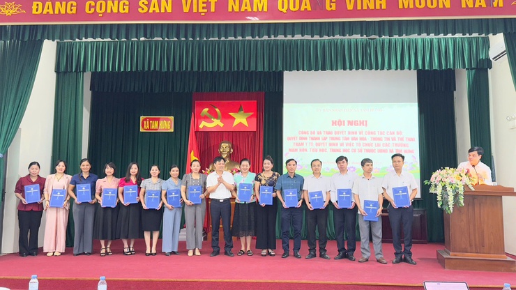 UBND XÃ TAM HƯNG CÔNG BỐ VÀ TRAO CÁC QUYẾT ĐỊNH VỀ CÔNG TÁC CÁN BỘ VÀ TỔ CHỨC BỘ MÁY TRONG GIAI ĐOẠN MỚI- Ảnh 1.