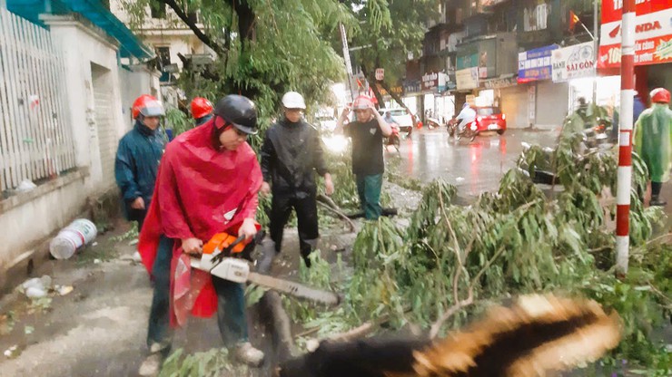 BAN CHỈ ĐẠO 197 PHƯỜNG KIM LIÊN: CHỦ ĐỘNG, QUYẾT LIỆT KHẮC PHỤC HẬU QUẢ GIÔNG BÃO, ĐẢM BẢO AN TOÀN CHO NHÂN DÂN- Ảnh 4.