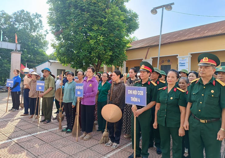 Thôn 4 xã Hòa Lạc phát động tổng vệ sinh môi trường chào mừng 80 năm Cách mạng Tháng Tám và Quốc khánh 2/9- Ảnh 2.