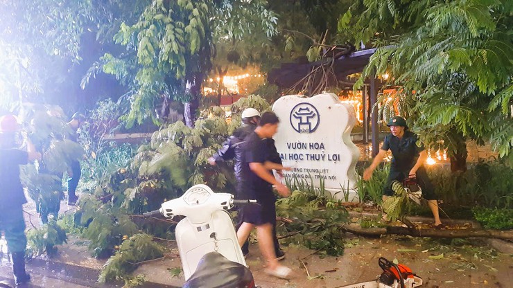 BAN CHỈ ĐẠO 197 PHƯỜNG KIM LIÊN: CHỦ ĐỘNG, QUYẾT LIỆT KHẮC PHỤC HẬU QUẢ GIÔNG BÃO, ĐẢM BẢO AN TOÀN CHO NHÂN DÂN- Ảnh 5.