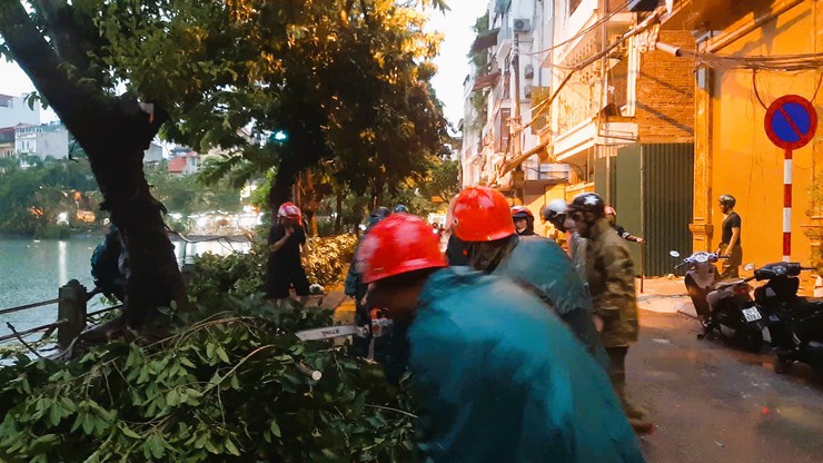 BAN CHỈ ĐẠO 197 PHƯỜNG KIM LIÊN: CHỦ ĐỘNG, QUYẾT LIỆT KHẮC PHỤC HẬU QUẢ GIÔNG BÃO, ĐẢM BẢO AN TOÀN CHO NHÂN DÂN- Ảnh 9.