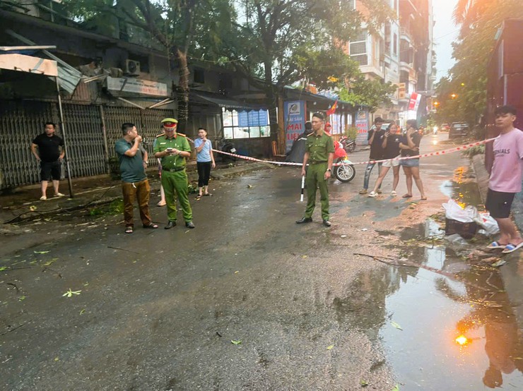 BAN CHỈ ĐẠO 197 PHƯỜNG KIM LIÊN: CHỦ ĐỘNG, QUYẾT LIỆT KHẮC PHỤC HẬU QUẢ GIÔNG BÃO, ĐẢM BẢO AN TOÀN CHO NHÂN DÂN- Ảnh 3.