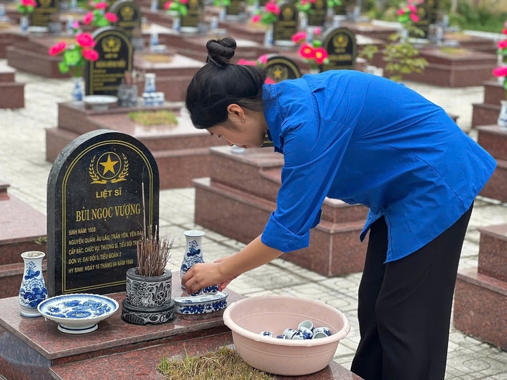 Đoàn viên thanh niên phường Phú Lương tổ chức chỉnh trang, chăm sóc hai nghĩa trang liệt sĩ nhân kỷ niệm 78 năm ngày Thương binh - Liệt sĩ (27/7/1947 - 27/7/2025)- Ảnh 6.