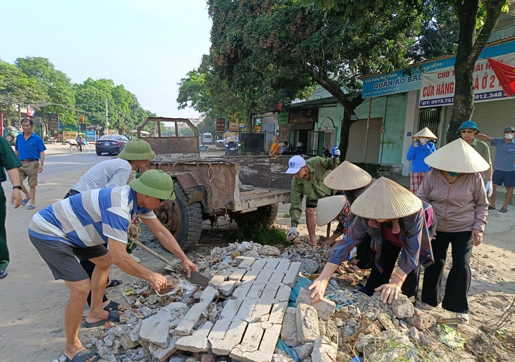 Thôn 4 xã Hòa Lạc phát động tổng vệ sinh môi trường chào mừng 80 năm Cách mạng Tháng Tám và Quốc khánh 2/9- Ảnh 3.