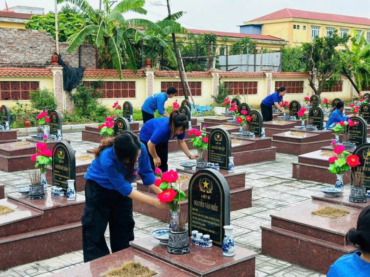 Đoàn viên thanh niên phường Phú Lương tổ chức chỉnh trang, chăm sóc hai nghĩa trang liệt sĩ nhân kỷ niệm 78 năm ngày Thương binh - Liệt sĩ (27/7/1947 - 27/7/2025)- Ảnh 3.
