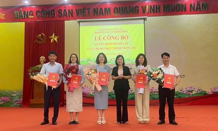 Đảng ủy các cơ quan Đảng – Đảng bộ xã Hòa Lạc tổ chức Lễ công bố các quyết định thành lập chi bộ trực thuộc- Ảnh 1.