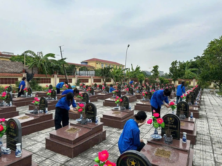 Đoàn viên thanh niên phường Phú Lương tổ chức chỉnh trang, chăm sóc hai nghĩa trang liệt sĩ nhân kỷ niệm 78 năm ngày Thương binh - Liệt sĩ (27/7/1947 - 27/7/2025)- Ảnh 2.