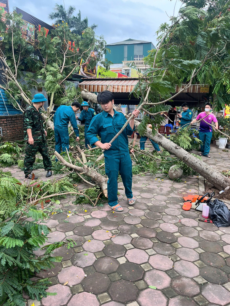 PHƯỜNG ĐÔNG NGẠC XỬ LÝ KỊP THỜI CÂY GÃY ĐỔ DO GIÔNG LỐC- Ảnh 4.
