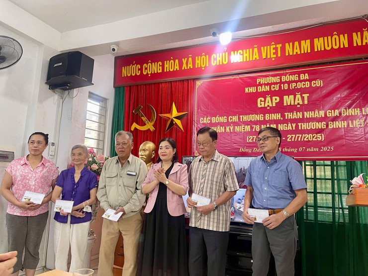 Khu dân cư 10 Ô Chợ Dừa, phường Đống Đa tổ chức Gặp mặt các đồng chí thương binh, thân nhân gia đình liệt sĩ nhân kỉ niệm 78 năm Ngày Thương binh, Liệt sĩ - Ảnh 3.
