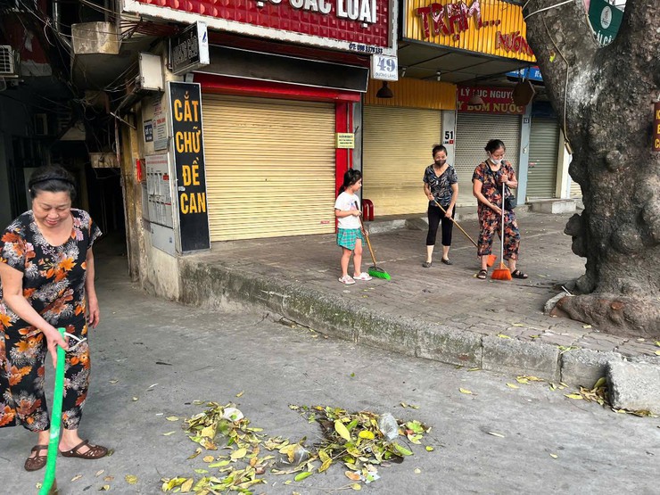 Các khu dân cư, tổ dân phố phường Đống Đa ra quân "Ngày cuối tuần xanh"- Ảnh 2.