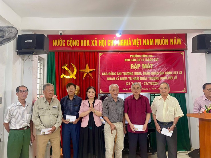Khu dân cư 10 Ô Chợ Dừa, phường Đống Đa tổ chức Gặp mặt các đồng chí thương binh, thân nhân gia đình liệt sĩ nhân kỉ niệm 78 năm Ngày Thương binh, Liệt sĩ - Ảnh 4.