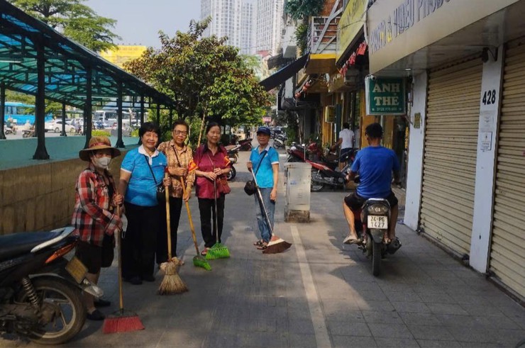 Các khu dân cư, tổ dân phố phường Đống Đa ra quân "Ngày cuối tuần xanh"- Ảnh 1.