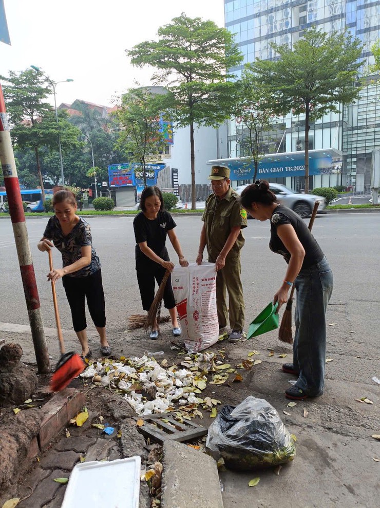 Các khu dân cư, tổ dân phố phường Đống Đa ra quân "Ngày cuối tuần xanh"- Ảnh 7.
