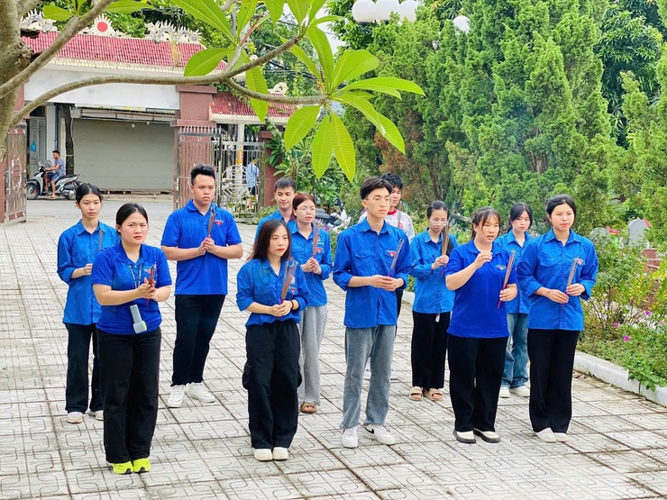 Đoàn viên thanh niên phường Phú Lương tổ chức chỉnh trang, chăm sóc hai nghĩa trang liệt sĩ nhân kỷ niệm 78 năm ngày Thương binh - Liệt sĩ (27/7/1947 - 27/7/2025)- Ảnh 1.