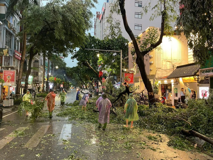 Lực lượng chức năng phường Hai Bà Trưng khẩn trương khắc phục hậu quả do giông, lốc, mưa lớn xảy ra, đảm bảo an toàn cho người dân.- Ảnh 4.