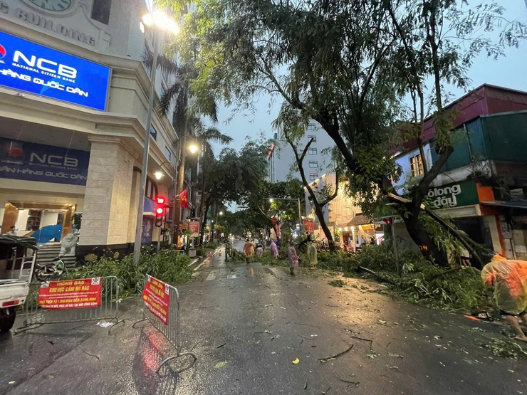 Lực lượng chức năng phường Hai Bà Trưng khẩn trương khắc phục hậu quả do giông, lốc, mưa lớn xảy ra, đảm bảo an toàn cho người dân.- Ảnh 2.
