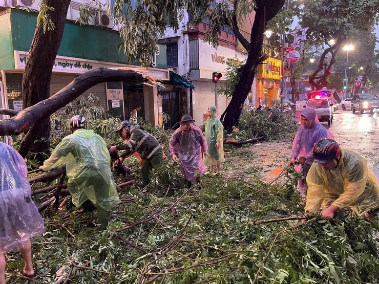 Lực lượng chức năng phường Hai Bà Trưng khẩn trương khắc phục hậu quả do giông, lốc, mưa lớn xảy ra, đảm bảo an toàn cho người dân.- Ảnh 7.