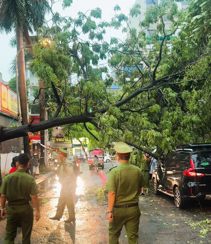 BAN CHỈ ĐẠO 197 PHƯỜNG KIM LIÊN: CHỦ ĐỘNG, QUYẾT LIỆT KHẮC PHỤC HẬU QUẢ GIÔNG BÃO, ĐẢM BẢO AN TOÀN CHO NHÂN DÂN- Ảnh 2.