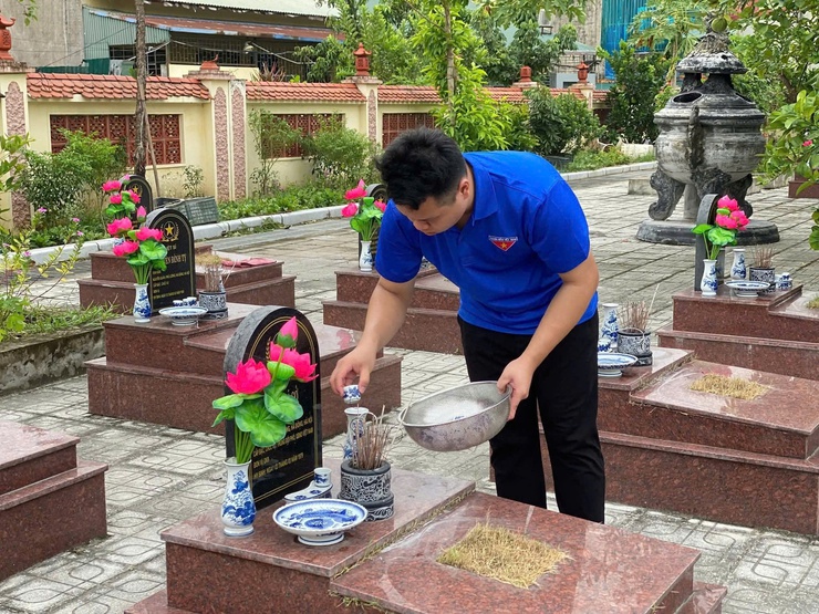 Đoàn viên thanh niên phường Phú Lương tổ chức chỉnh trang, chăm sóc hai nghĩa trang liệt sĩ nhân kỷ niệm 78 năm ngày Thương binh - Liệt sĩ (27/7/1947 - 27/7/2025)- Ảnh 4.