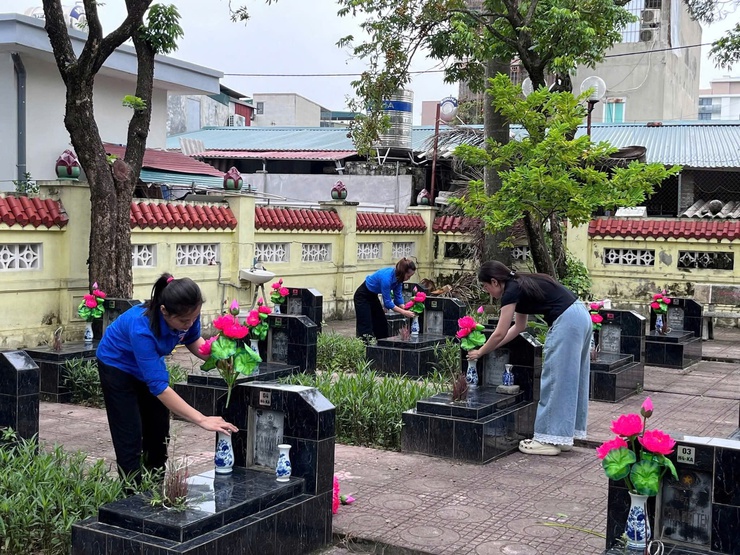 Đoàn viên thanh niên phường Phú Lương tổ chức chỉnh trang, chăm sóc hai nghĩa trang liệt sĩ nhân kỷ niệm 78 năm ngày Thương binh - Liệt sĩ (27/7/1947 - 27/7/2025)- Ảnh 5.