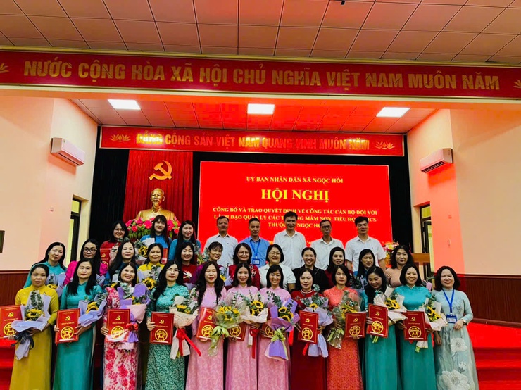 UBND XÃ NGỌC HỒI TRAO QUYẾT ĐỊNH CÔNG TÁC CÁN BỘ NGÀNH GIÁO DỤC ĐÀO TẠO- Ảnh 1.