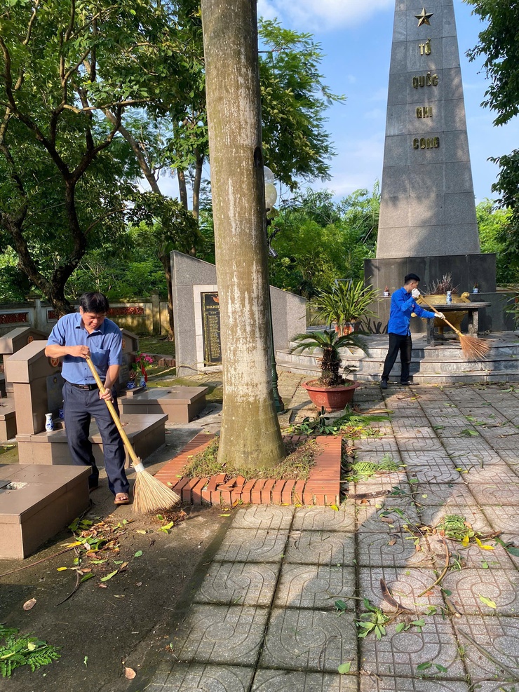 Đoàn viên thanh niên xã Nam Phù ra quân tổng vệ sinh Nghĩa trang liệt sĩ Vạn Phúc- Ảnh 3.