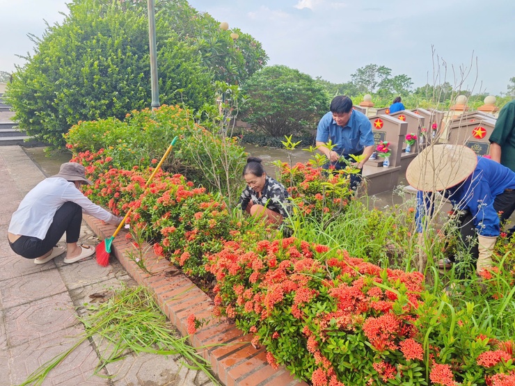 Đoàn viên thanh niên xã Nam Phù ra quân tổng vệ sinh Nghĩa trang liệt sĩ Vạn Phúc- Ảnh 5.