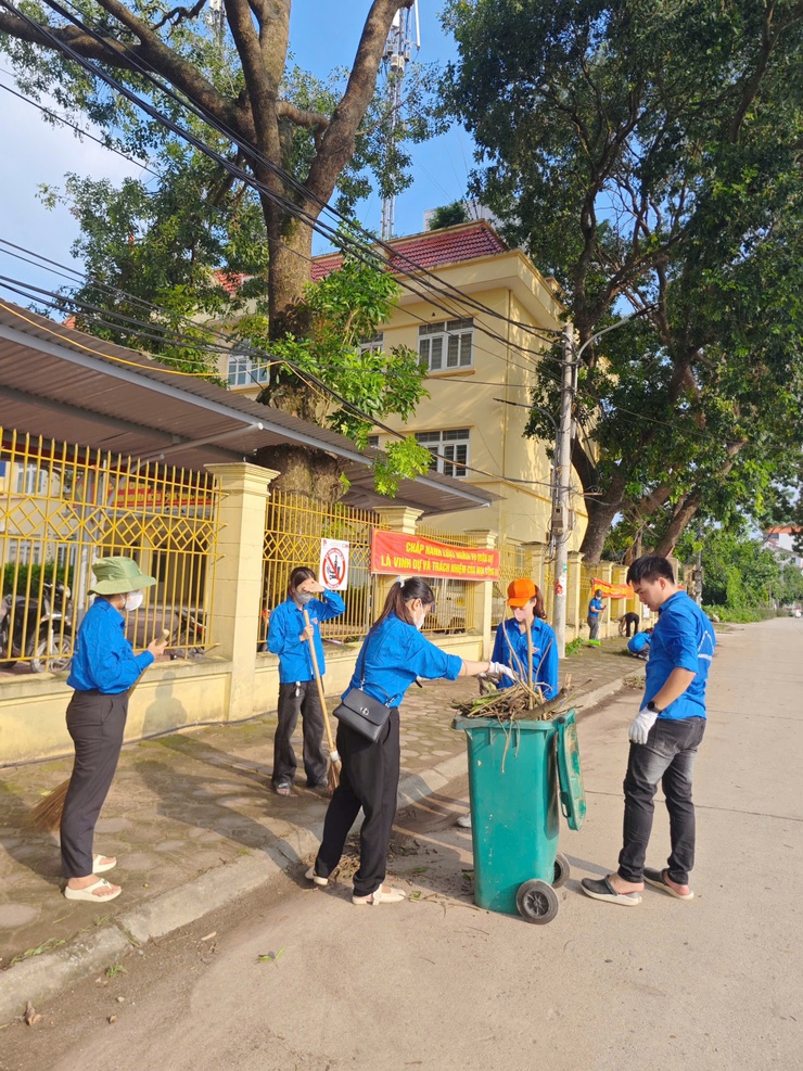 Đoàn viên thanh niên xã Nam Phù ra quân tổng vệ sinh Nghĩa trang liệt sĩ Vạn Phúc- Ảnh 6.