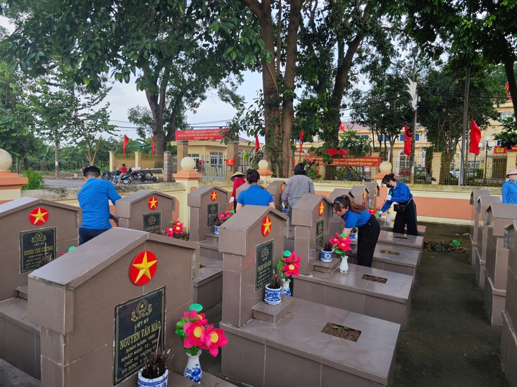 Đoàn viên thanh niên xã Nam Phù ra quân tổng vệ sinh Nghĩa trang liệt sĩ Vạn Phúc- Ảnh 8.