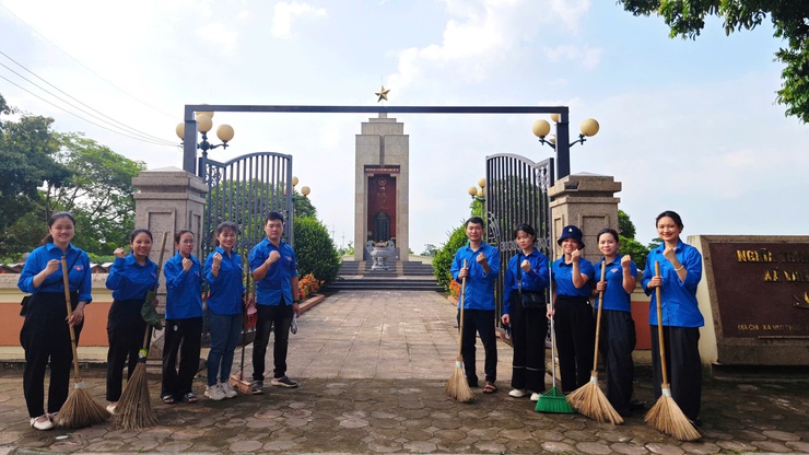 Đoàn viên thanh niên xã Nam Phù ra quân tổng vệ sinh Nghĩa trang liệt sĩ Vạn Phúc- Ảnh 1.