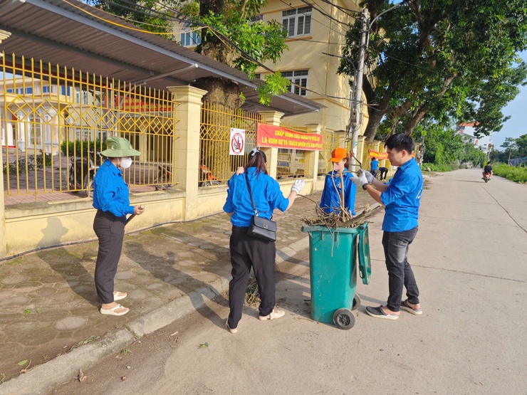 Đoàn viên thanh niên xã Nam Phù ra quân tổng vệ sinh Nghĩa trang liệt sĩ Vạn Phúc- Ảnh 7.