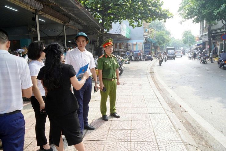 Phường Long Biên ra quân đảm bảo an ninh chính trị, trật tự an toàn xã hội – an toàn giao thông, trật tự xây dựng và đảm bảo vệ sinh môi trường- Ảnh 3.